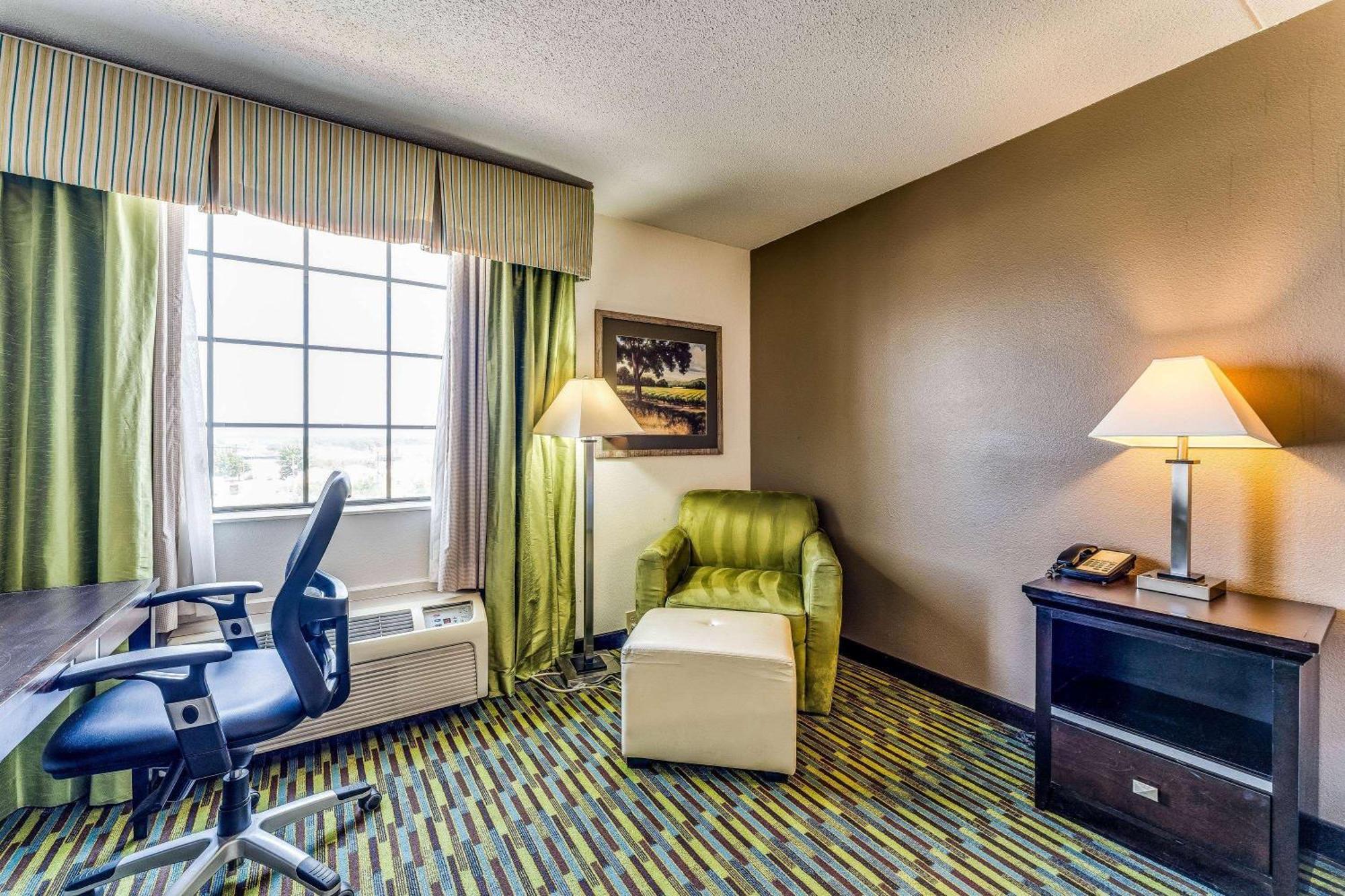 فندق Wyndham Garden Wichita Downtown المظهر الخارجي الصورة