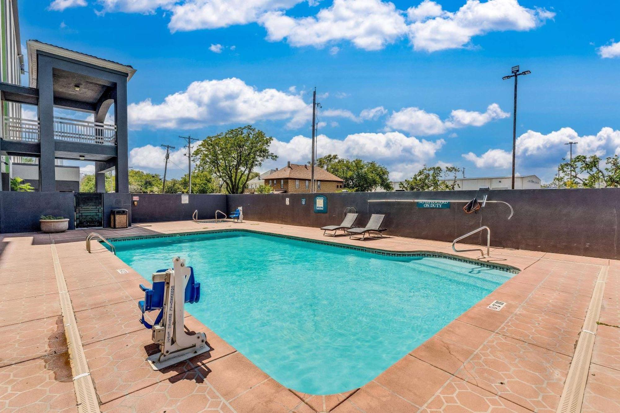 فندق Wyndham Garden Wichita Downtown المظهر الخارجي الصورة